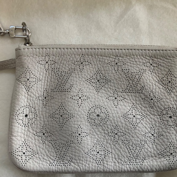 Louis Vuitton Mahina Selene Monogram PM Blanc Shoulder Bag. - Picture 13 of 16